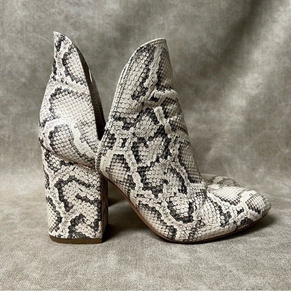 STEVE MADDEN
Women's Rookie Chop-Out Booties - Picture 8 of 9